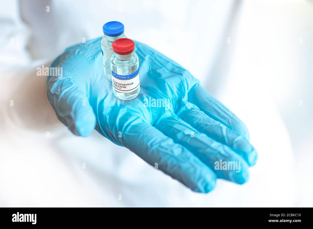 Coronavirus-Impfstoff-Konzept und Hintergrund. Neuer Impfstoff sputnik-V`s der Hand des Arztes. Covid-19, 2019-NCoV Pandemie. Stockfoto